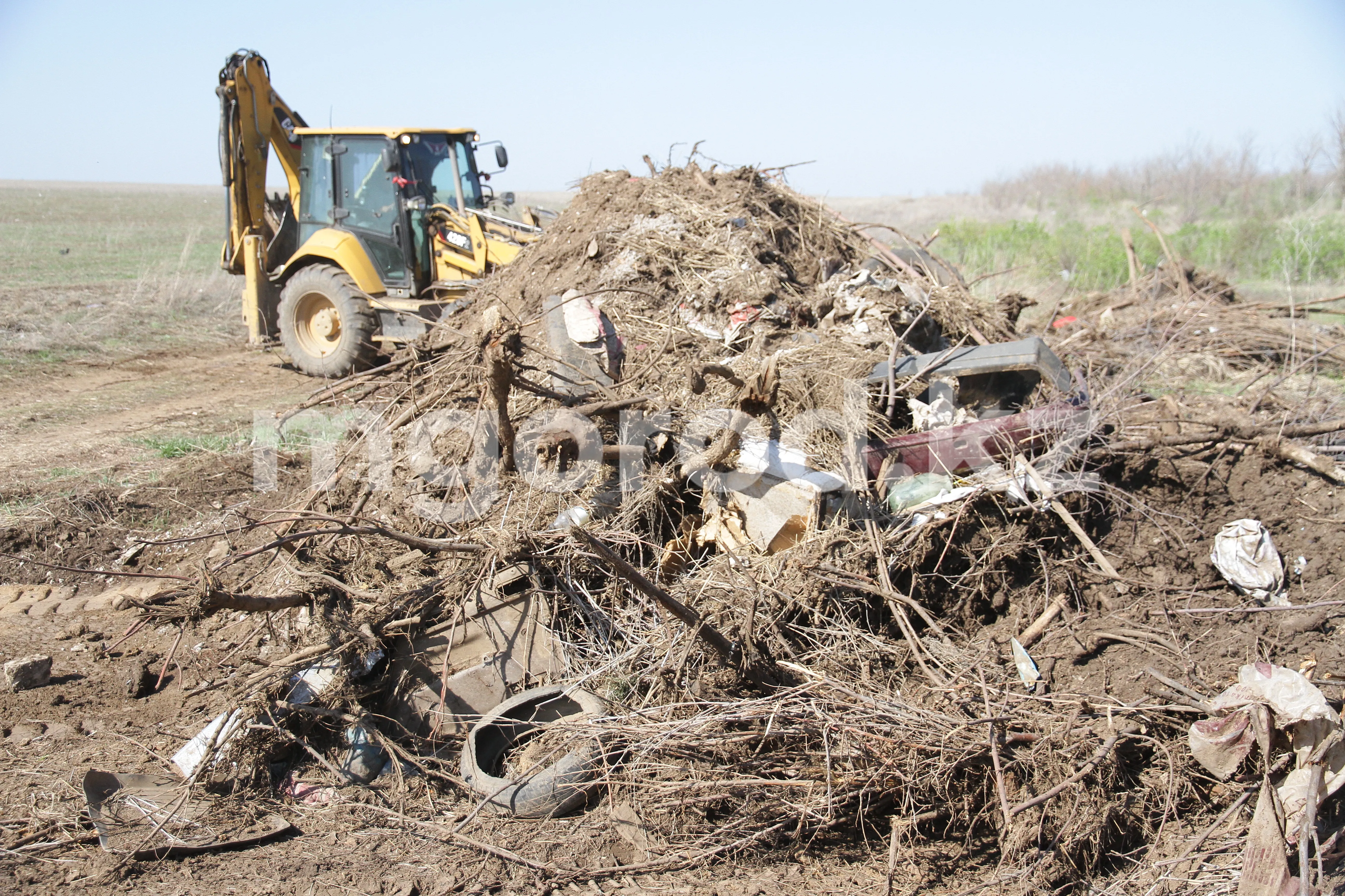 Жителей Атырау могут оштрафовать за выброс мебели в контейнеры во дворе